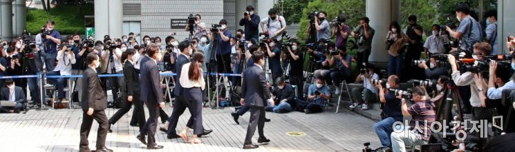 옛 삼성물산과 제일모직 합병 관련 경영권 부정승계 의혹과 삼성바이오로직스 회계부정 의혹으로 검찰 수사를 받고 있는 이재용 삼성전자 부회장이 8일 서울 서초구 서울중앙지방법원에서 열린 영장실질심사에 출석하기 위해 법정으로 들어서고 있다./강진형 기자aymsdream@