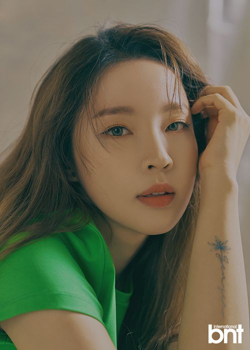 전지윤, 청초함과 과감함 사이