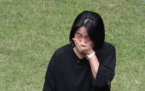 윤미향 민주당 의원이 7일 오전 서울 마포구 연남동 '평화의 우리집'에서 관계자들을 맞이하고 있다. 정의기억연대의 기부금 사용 의혹 등을 수사하고 있는 검찰이 최근 일본군 '위안부' 피해자 할머니 쉼터인 '평화의 우리집'에 대해 압수수색을 진행한 가운데 이곳 소장 A(60) 씨가 자신의 집에서 숨진 채 발견됐다. [이미지출처=연합뉴스]
