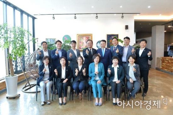 김부겸 전 의원(사진 뒷줄 왼쪽에서 4번째)이 지난달 18일 5.18민주화운동 40주년을 맞아 광주를 방문해 '광주정신의 의미'라는 주제로 간담회를 가졌다.