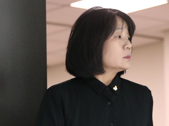 윤미향 더불어민주당 의원이 8일 오전 국회 의원회관 의원실을 나서고 있다. [이미지출처=연합뉴스]