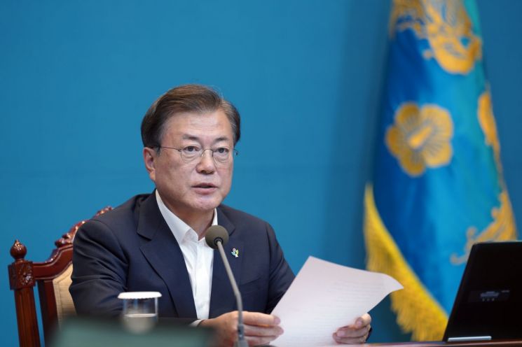 문재인 대통령이 8일 청와대에서 수석·보좌관 회의를 주재하고 있다. [이미지출처=연합뉴스]