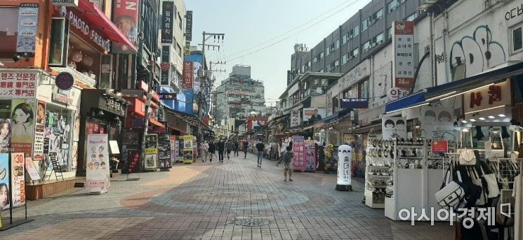 9일 오후 서울 마포구 홍대 인근 번화가. 신종 코로나바이러스 여파 등으로 인해 한적한 모습을 보이고 있다. 사진=한승곤 기자 hsg@asiae.co.kr