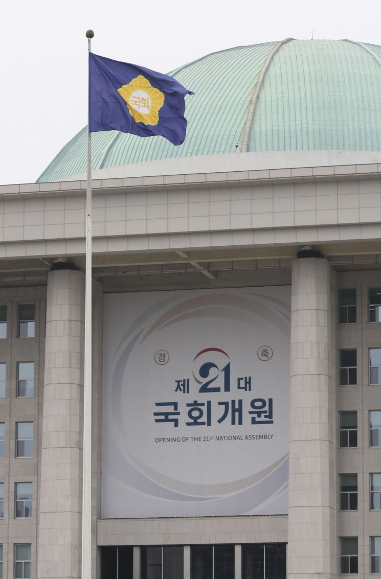 [초선 설문조사] 3명중 1명, "난 보수도 진보도 아냐"…통합당도 김대중·노무현 존경