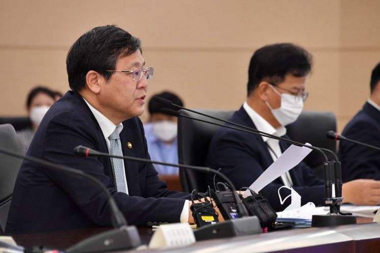 안일환 기획재정부 2차관이 9일 세종정부청사에서 열린 '비상 재정관리점검회의'를 주재, 모두발언을 하고 있다.