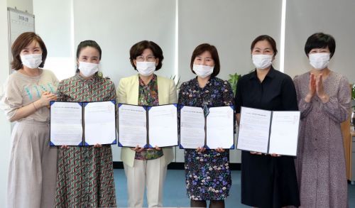 전주시가 에코시티 데시앙 7블럭 등 공동주택에서 국공립어린이집 운영을 맡을 수탁자와 협약을 9일 체결한 모습. 사진제공=전주시