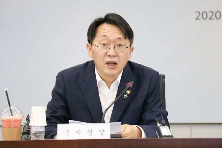 김현준 국세청장이 9일 중소기업중앙회 회장단, 관련 단체당 등 13명과 간담회를 열고, 모두발언을 하고 있다.
