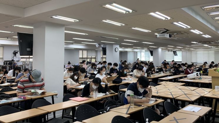 노량진 한 학원에서 공부중인 공시생들. 사진은 기사와 무관 [이미지출처=연합뉴스]