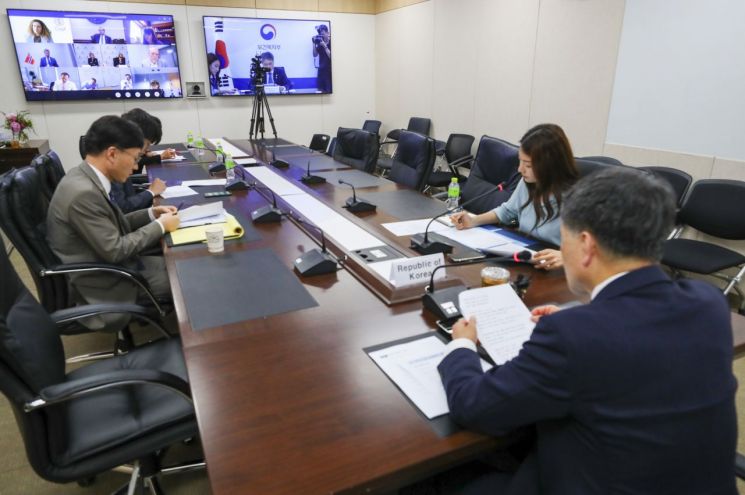 박능후 보건복지부 장관이 9일 12개 나라 보건장관 영상회의에 참여해 발언하고 있다.<복지부 제공>