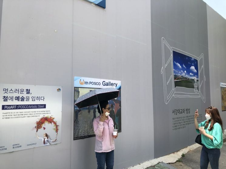 포스코건설, 서울 도심 공사현장에 명화 인쇄 아트 강판 전시