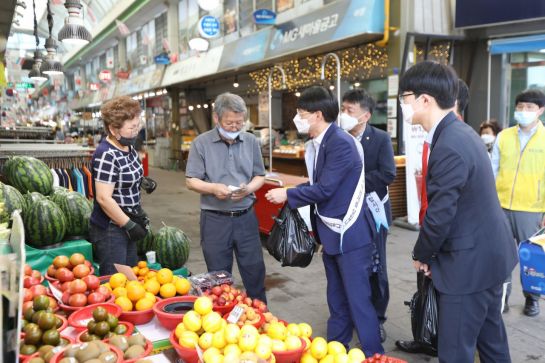 김정환 한국산업단지공단 이사장(왼쪽 세 번째)이 9일 대구 동구 동서시장을 방문해 과일을 사면서 상인들과 대화하고 있다.
