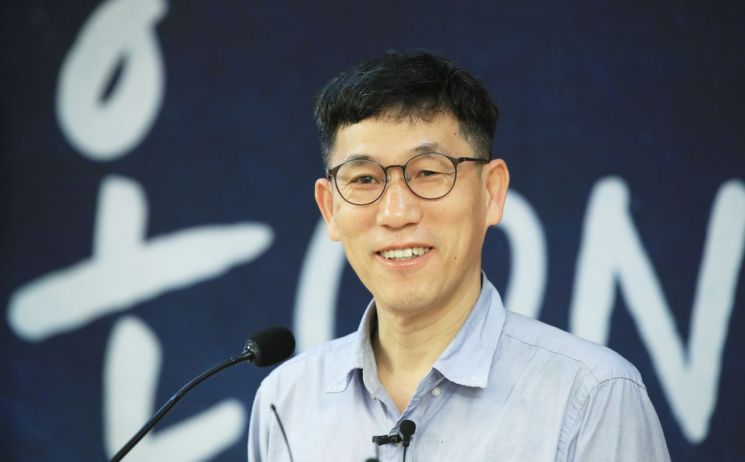 진중권, '尹 직무정지'에 "이낙연, 스타일 구겼다…야바위꾼"