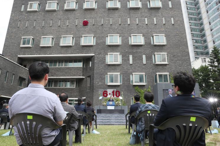 문재인 대통령이 10일 오전 서울 용산구 민주인권기념관에서 열린 6·10 민주항쟁 기념식에서 기념사를 하고 있다. [이미지출처=연합뉴스]