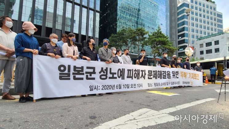 쉼터 소장 추모 분위기 속 수요시위…"고인 죽음 뒤에도 언론 여전"