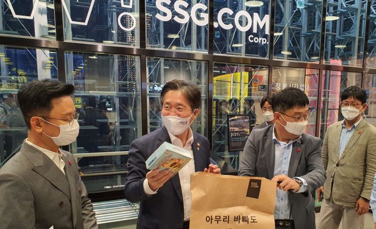 성윤모 산업통산자원부 장관이 10일 오전 이마트 청계천점을 방문해 '로봇 픽업 서비스'를 이용하고 있다.