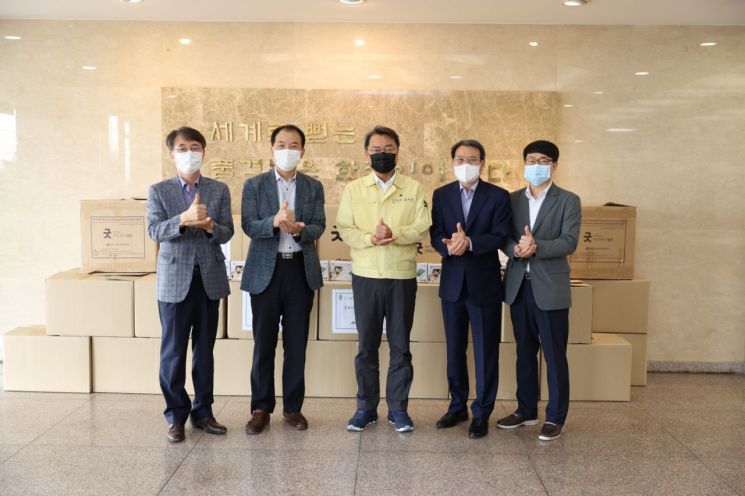 김선갑 광진구청장(가운데)가 10일 대원고, 대원여고, 대원외고, 대원국제중을 방문, 방역물품을 전달했다.
