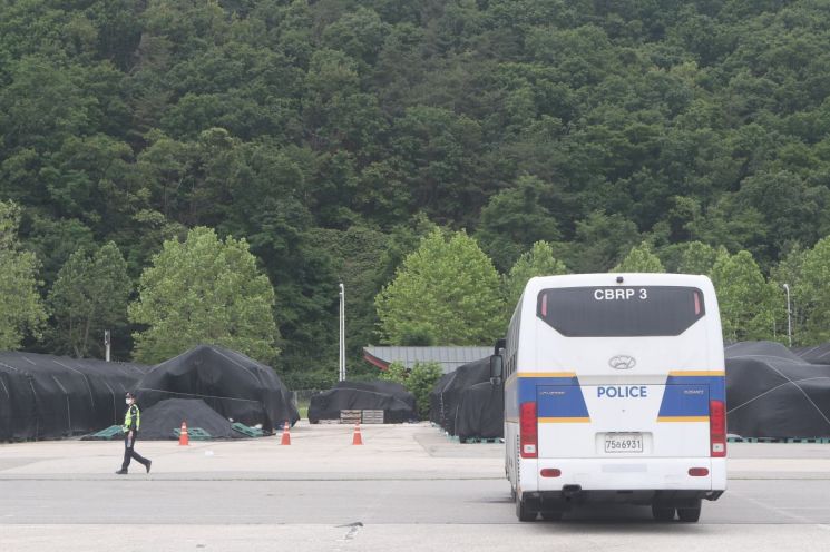 10일 경기도 파주시 탄현면 통일동산에서 전단 기습 살포를 대비해 경찰이 배치되어 있다. 
    이날 통일부는 대북전단 살포 활동을 해온 탈북자 단체를 남북교류협력법 위반으로 고발하고 법인 설립허가를 취소하기로 했다.