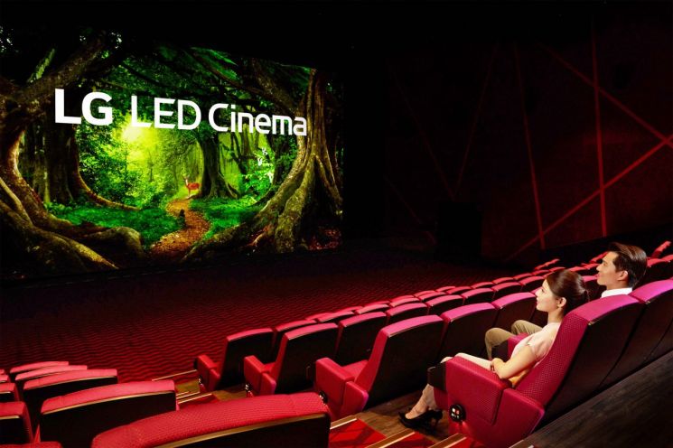 LG전자 모델이 대만 영화관 체인 쇼타임 시네마의 LED 상영관에 적용한 'LG LED 시네마 디스플레이'를 소개하고 있다.