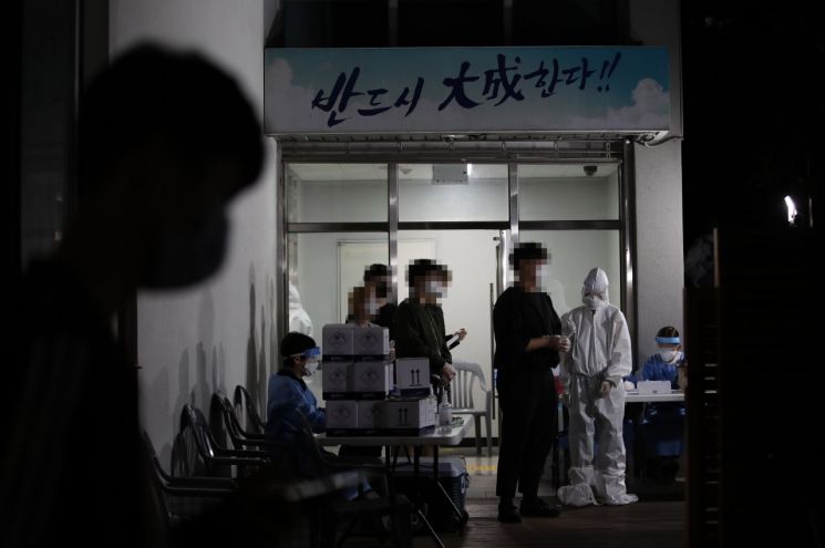 지난 9일 서울 송파구 문정동 '강남대성학원(송파)' 앞 간이 선별진료소에서 '강남대성학원(송파)' 수강생·강사·직원 등 451명의 접촉 의심자 등이 코로나19 검사를 받고 있다/사진=연합뉴스