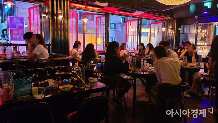 [르포]'QR코드' 찍어야 한다는데…명부작성도 안하는 곳이 태반
