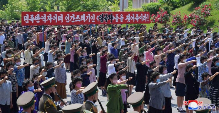 북한 조선사회주의여성동맹(여맹) 간부들과 여맹원들의 대북전단 살포 항의 군중집회가 9일 황해남도 신천박물관 앞에서 진행됐다고 조선중앙통신이 10일 보도했다. <사진=연합뉴스>
