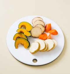 1. 감자, 고구마, 당근, 단호박은 물에 씻어 껍질째 먹기 좋은 크기로 썬다.
