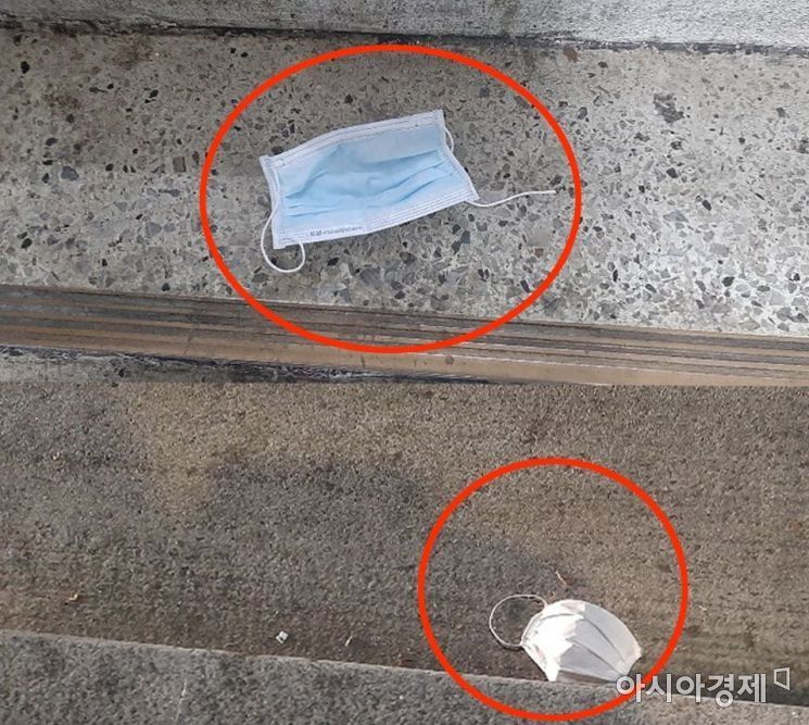 서울의 한 번화가에 버려진 마스크들. 해당 마스크에 신종 코로나바이러스가 있을지 불안감이 커지고 있다. 사진은 지난달 3월. 사진=한승곤 기자 hsg@asiae.co.kr
