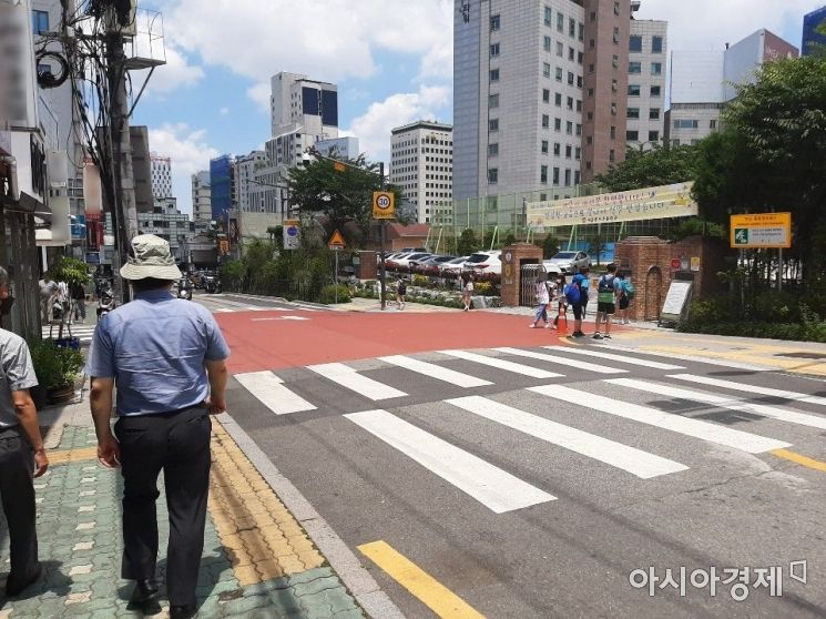 초등학교 앞 하굣길에 오른 학생들이 횡단보도를 건널 준비를 하고 있다. / 사진=임주형 인턴기자 skepped@asiae.co.kr