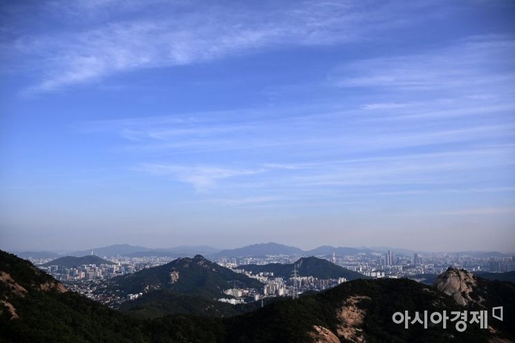 서울 북한산에서 바라본 도심 하늘. 김현민 기자 kimhyun81@