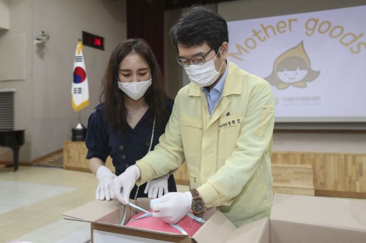 마더매직박스를 포장하고 있는 정원오 성동구청장