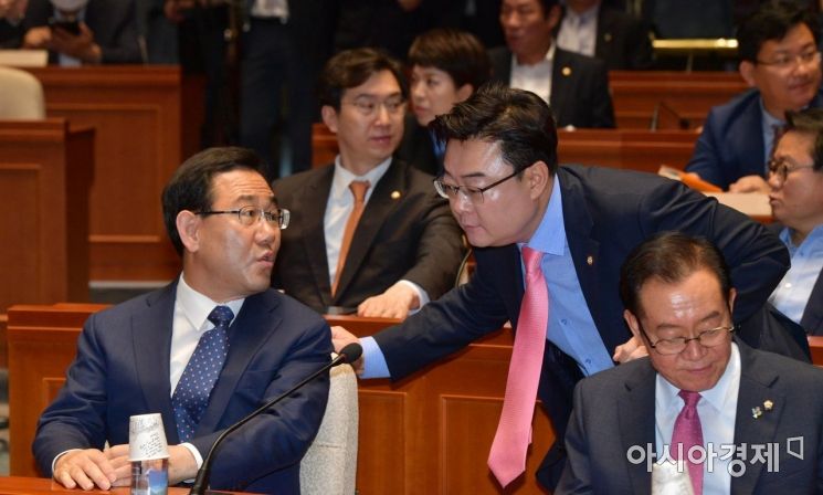 주호영 미래통합당 원내대표가 12일 국회에서 열린 의원총회에 참석, 회의 도중 김성원 원내수석부대표와 이야기를 나누고 있다./윤동주 기자 doso7@