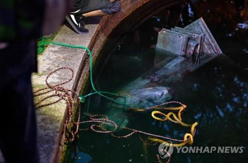 리치먼드 도심공원 호수에 버려진 콜럼버스 동상. 사진=연합뉴스