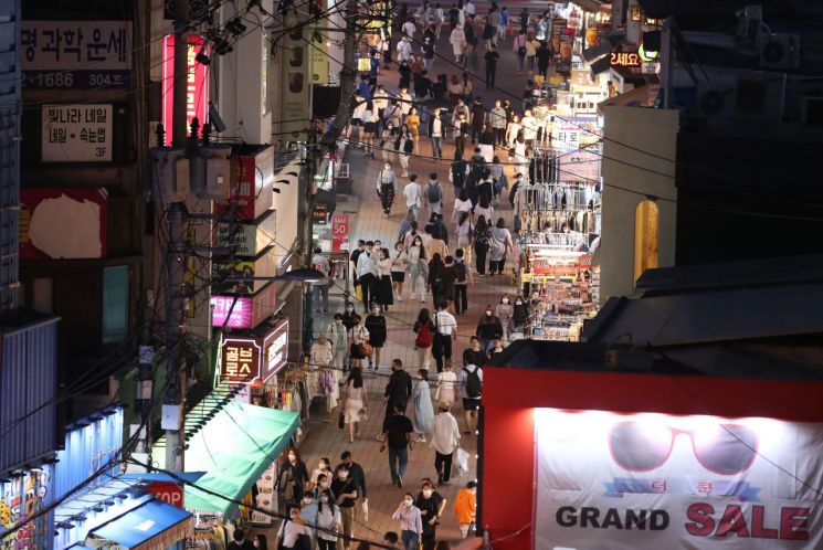 지난 5일 오후 서울 홍대 앞 거리. 젊은이들로 붐비고 있다/사진=연합뉴스
