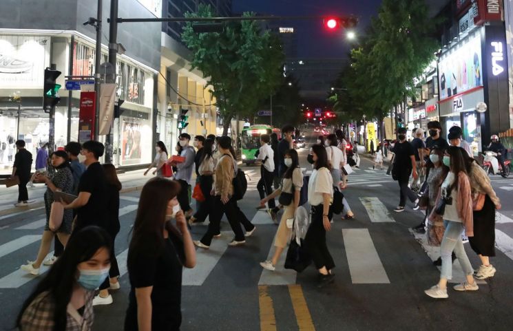 지난 5일 오후 서울 홍대 앞 거리. 젊은이들로 붐비고 있다/사진=연합뉴스