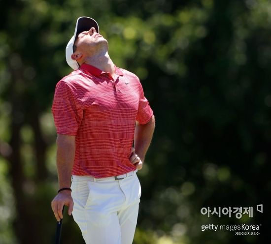 세계랭킹 1위 로리 매킬로이가 찰스슈왑챌린지 첫날 7번홀에서 퍼팅이 빗나가자 아쉬워하고 있다. 포트워스(美 텍사스주)=Getty images/멀티비츠
