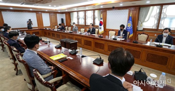 정세균 국무총리가 12일 서울 종로구 정부서울청사에서 열린 '코로나19 전문가 간담회'에 참석해 모두발언 하고 있다./강진형 기자aymsdream@