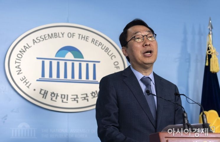 윤영찬 청와대 전 국민소통수석이 지난달 4월15일 국회에서 더불어민주당 입당 기자회견을 갖고 있다. / 사진=아시아경제DB