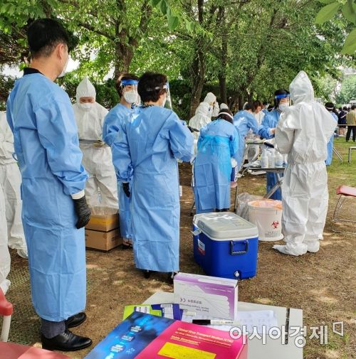 광주광역시와 남구청이 곧바로 대광여고를 찾아 정문 밖에서 학생들의 검체 채취 준비를 하고 있다.