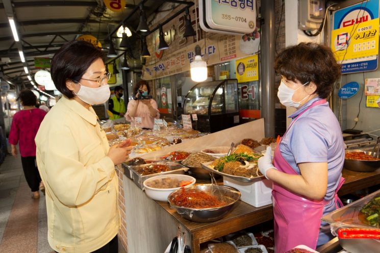 김미경 은평구청장이 12일 연서시장 상인들과 거리가게 개선사업에 대해 의견을 청취하고 있다.