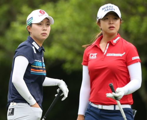 김효주(왼쪽)와 김세영이 S-오일챔피언십 첫날 11번홀에서 코스를 바라보고 있다. 사진=KLPGA