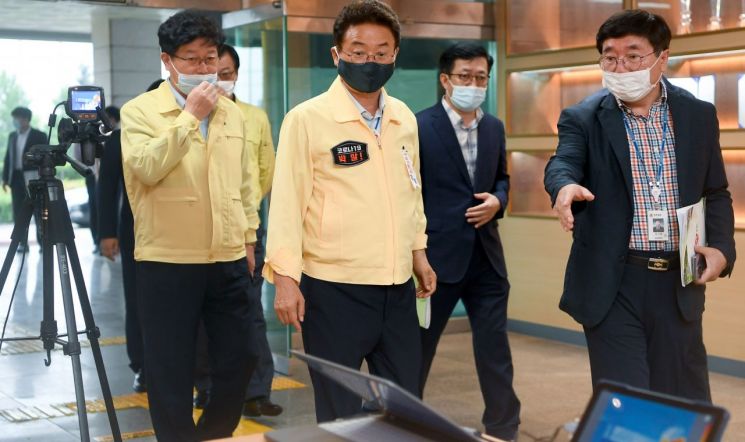 이철우 경북도지사가 12일 간호직렬 시험장인 구미시 금오공업고교를 방문, 방역실태를 점검하고 있는 모습.
