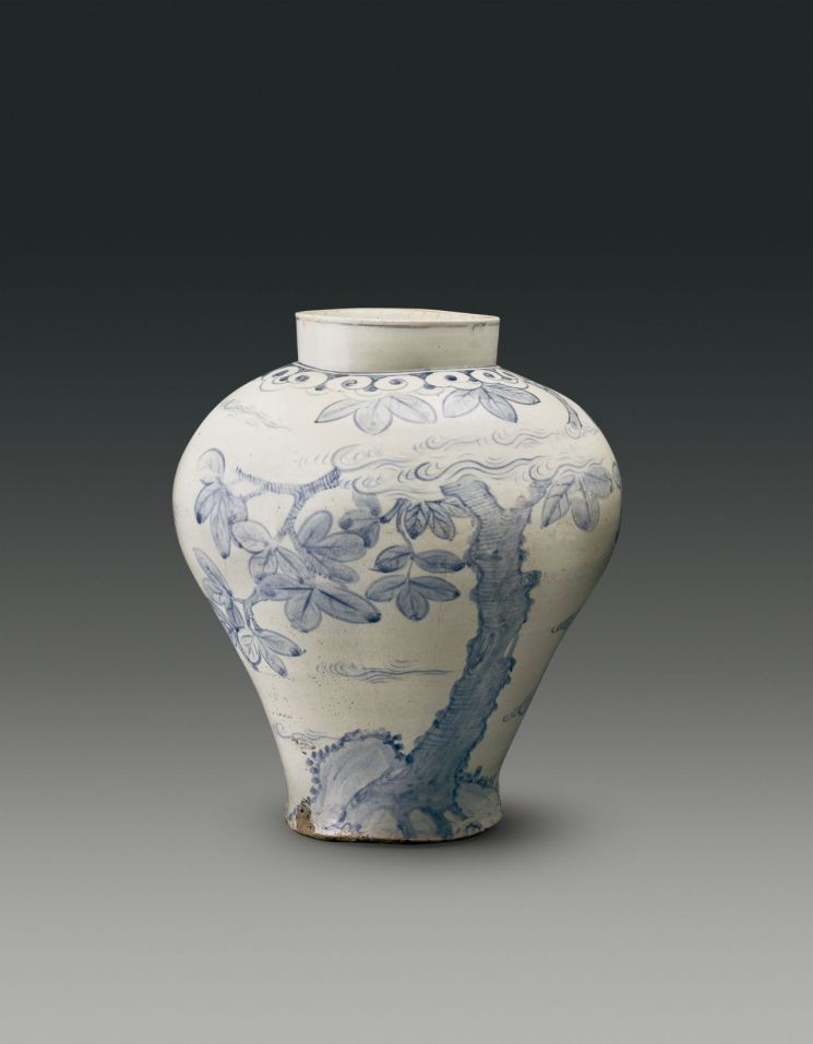 백자청화화조문호(白磁靑畵花鳥文壺), 33.3×39(h)㎝, 조선시대, 경매 추정가 6억~9억원   [사진= 서울옥션 제공]