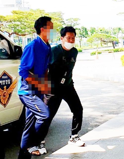 13일 충남 서산시 대전지법 서산지원에서 보트 밀입국 중국인이 출입국관리법 위반 혐의 영장실질심사(구속 전 피의자 심문)을 받으러 법정으로 들어서고 있다. 이 남성은 중국에서 보트를 타고 충남 태안 해변에 내려 국내에 잠입한 것으로 태안해경은 보고 있다. 사진=연합뉴스