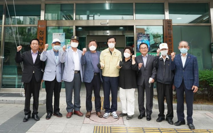 [포토]이승로 성북구청장, 호국보훈의 달 맞아 보훈회관 특별방역