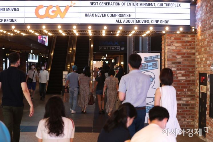 14일 서울 CGV 용산아이파크몰에서 시민들이 영화 관람을 위해 이동하고 있다. 반값 할인권 배포와 신작 개봉, 무더운 날씨 등이 맞물리면서 침체에 빠져 있던 극장가가 조금씩 활기를 찾고 있다. /문호남 기자 munonam@