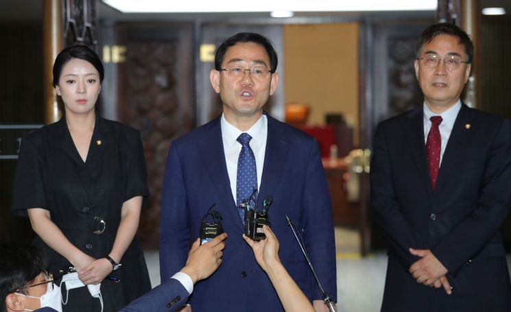 주호영 미래통합당 원내대표가 지난 12일 국회에서 열린 당 의원총회를 마친 뒤 발언하고 있다. [이미지출처=연합뉴스]