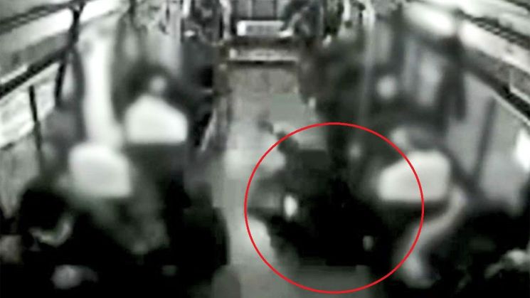 사고 당시 고등학교 3학년생 A 씨는 넘어진 충격으로 인해 목뼈가 부러지면서 전신 마비 진단을 받았다. / 사진=유튜브 한문철TV 캡처