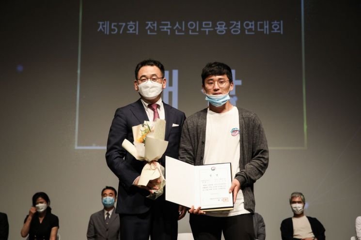 중앙대학교 실기대학원생 이정제(오른쪽)가 제57회 전국신인무용경연대회 대상(문화체육관광부 장관상)을 받았다.   [사진= 한국무용협회]