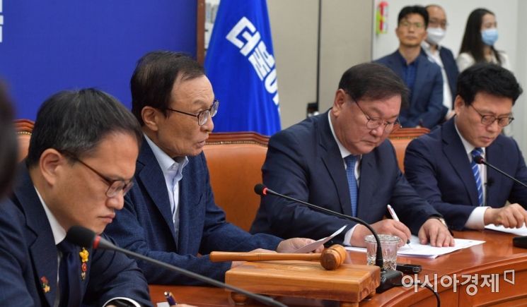 이해찬 더불어민주당 대표가 15일 국회에서 열린 최고위원회의에 참석, 모두발언을 하고 있다./윤동주 기자 doso7@