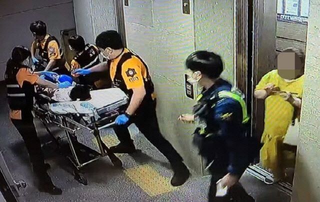 40대 의붓어머니에 의해 여행가방에 갇힌 B(9)군이 지난 1일 인근 병원에 이송되는 장면.사진=연합뉴스